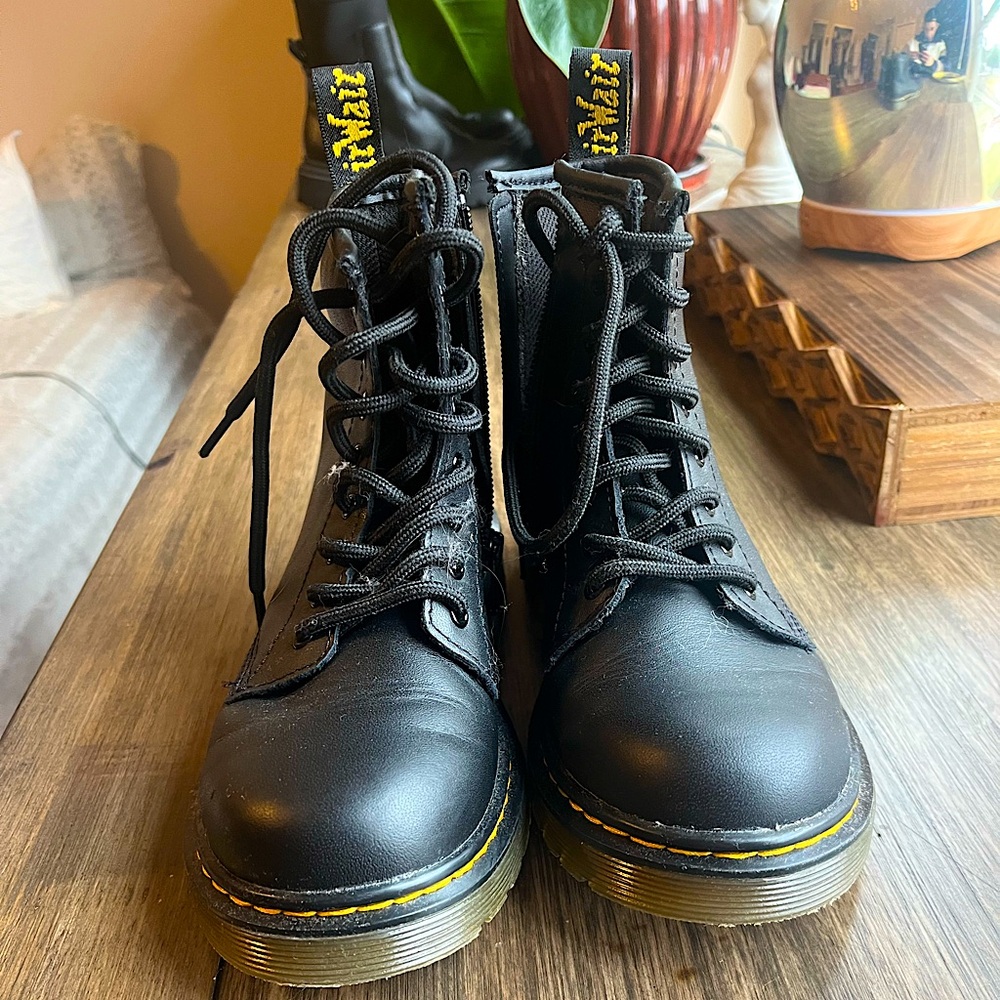 Dr. Martins - size US 2 youth black leather combat boots 🥾